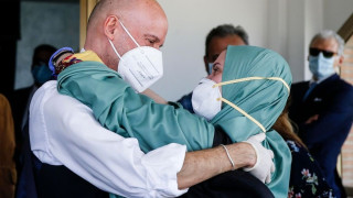 Ρίγη συγκίνησης: Επέστρεψε στην Ιταλία η όμηρος Σίλβια Ρομάνο