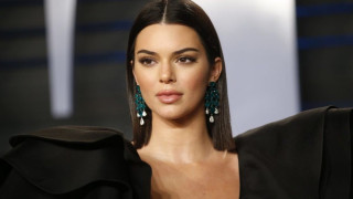 Η Κένταλ Τζένερ αναστατώνει με δαντελωτή εμφάνιση για το σπίτι