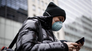 Κορωνοϊός: Οι άντρες αγχώνονται για τα λεφτά, οι γυναίκες για οικογένεια και φίλους