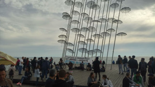 Η ιδιαίτερη διαμαρτυρία των καλλιτεχνών στις Ομπρελίτσες!