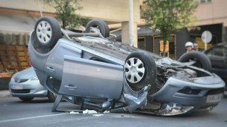Γλίτωσαν από θαύμα, έπεσαν πάνω σε κολώνα!
