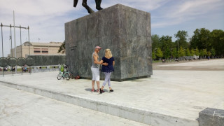 Εντυπωσιακό: Ζευγάρι χορεύει μπροστά στο άγαλμα του Μ. Αλεξάνδρου!