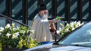 Απίστευτο: Ιερέας με γάντια και μάσκα ψέκασε αγιασμό με… νεροπίστολο