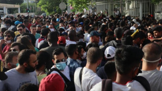 Eικόνες συνωστισμού και χάους έξω από την υπηρεσία Ασύλου