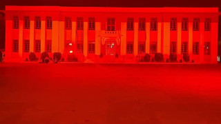 Καλαμαριά: Κόκκινη η πλατεία δημαρχείου, για την ποντιακή γενοκτονία