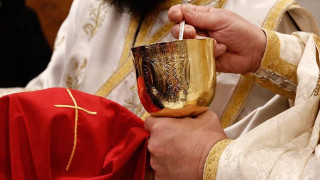 Σάλος με ιερέα που κάνει λόγο για μετάδοση ασθενειών από τη Θεία Κοινωνία