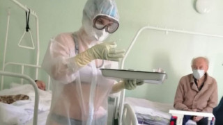Νοσηλεύτρια προκάλεσε χαμό στους ασθενείς με τη διάφανη στολή της!