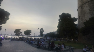 Καύσωνας στη Θεσσαλονίκη: «Σκασμένη» από κόσμο η Νέα Παραλία!