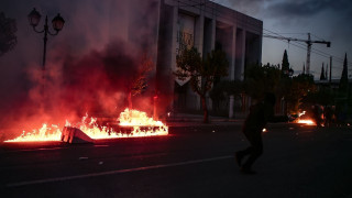 Επεισόδια και μολότοφ έξω από την αμερικανική πρεσβεία