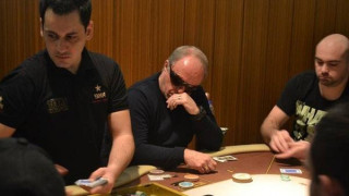 Με μαύρο γυαλί το έριξε στο... πόκερ