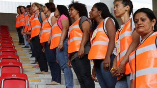 Προσέλαβαν ως σεκιούριτι τις μητέρες των ultras! Κάντε μετά επεισόδια... (pics)