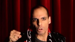 Όταν ο Γιάνης Βαρουφάκης διαφήμιζε τον... Σταύρο Θεοδωράκη! (VIDEO)