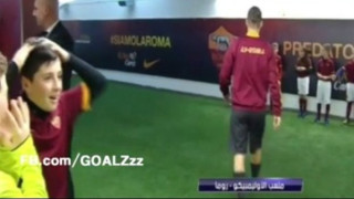 Ο πιτσιρικάς που... τρελάθηκε με τον Τότι! (VIDEO)