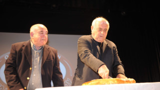 Ζεστή κοκκινόμαυρη βραδιά