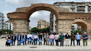 Παλαίμαχοι ποδοσφαιριστές καθάρισαν την πλατεία Ναυαρίνου