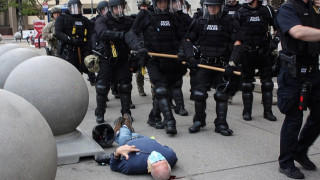 ΗΠΑ: Βαριά κατηγορία για τους αστυνομικούς που έσπρωξαν ηλικιωμένο