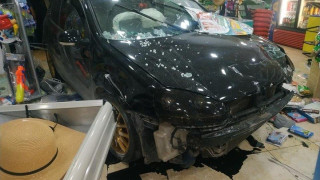 Τρομακτικό τροχαίο  στη Ρόδο: Αυτοκίνητο "καρφώθηκε" σε σούπερ μάρκετ