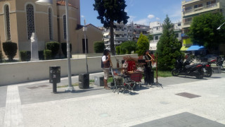 Η μπάντα από το Περού που κλέβει την παράσταση στον πεζόδρομο της Καλαμαριάς