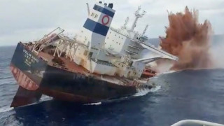 Εντυπωσιακή επιχείρηση: Ένας κολοσσός βυθίζεται στον Ατλαντικό Ωκεανό