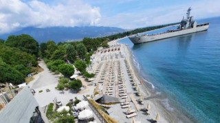 Απίστευτο: Αρματαγωγό έδεσε μπροστά σε beach bar στην Πιερία