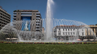 Γέμισε... σαπουνάδα το νέο συντριβάνι της Ομόνοιας