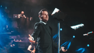 Σουίτες, μπάτλερ και ντουζιέρες στο κέντρο που τραγουδάει ο Βέρτης