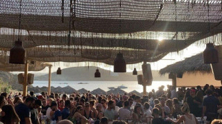 Μύκονος: Ανοιξε εκ νέου το μπιτς μπαρ που είχε κλείσει για συνωστισμό