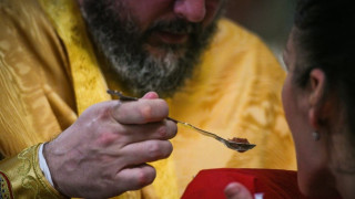 Οικουμενικό Πατριαρχείο: Θεία Κοινωνία με λαβίδες μια χρήσης