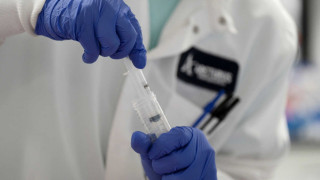 Μόσιαλος: «Τον Αύγουστο το εμβόλιο της Οξφόρδης για τον κορωνοϊό»