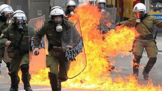 Σοβαρά επεισόδια με μολότοφ στο κέντρο της Αθήνας