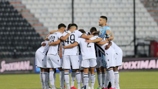 Η μπάλα στα πόδια  των παικτών και του Φερέιρα