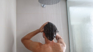 Απίστευτο: Δημοτικός σύμβουλος έκανε ντους live εν ώρα τηλεδιάσκεψης