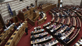 Πολιτική αντιπαράθεση στη Βουλή για τον κορωνοϊό