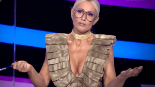 Μπακοδήμου: «Βαρέθηκα να ακούω για το ντεκολτέ μου»