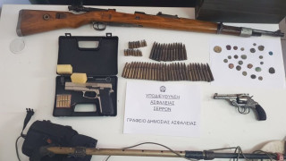 Αρχαία νομίσματα και παράνομα όπλα σε σπίτι στις Σέρρες