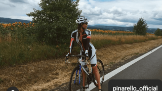 Η Σλοβάκα ποδηλάτισσα που φωτογραφίζεται γυμνή στα ελληνικά νησιά!