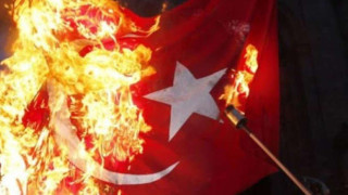 Θεσσαλονίκη: Στην πυρά σημαίες της Τουρκίας για την Αγία Σοφία