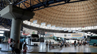 Δράμα: Επιβάτης ταξίδεψε στην... μπαγκαζιέρα-Τον κλείδωσε ο οδηγός (vid)