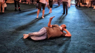 Viral η selfie Τούρκου που... ξάπλωσε στο χαλί της Αγίας Σοφίας!