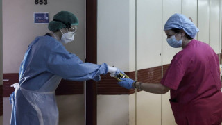 Βόμβα Bloomberg: Εντοπίστηκε μετάλλαξη του ιού που τον κάνει 10 φορές πιο μεταδοτικό