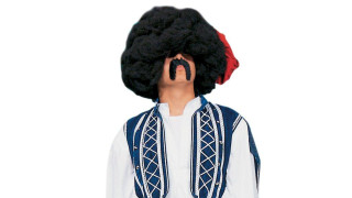 Ο τσολιάς της Ελληνοφρένειας «γραβατώνει» τη μηχανή του Βαρουφάκη! (video)