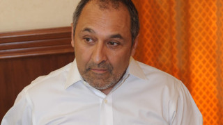 Στο ακουστικό του ο Παπαθανασάκης