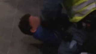 ΣΟΚ: Σουηδός αστυνομικός χτυπά στο τσιμέντο το κεφάλι 9χρονου μετανάστη! (video)