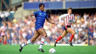 Ο πρώτος μαύρος ποδοσφαιριστής Τσέλσι κατσιαδάζει τους οπαδούς των «μπλε»