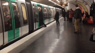 Οπαδοί της Τσέλσι πέταξαν μαύρο άνδρα έξω από βαγόνι του Μετρό (video)