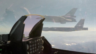 Αμερικανικό βομβαρδιστικό πάνω από την Ελλάδα - Μαζί του ελληνικά F-16