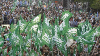 Κέρκυρα: Μπάρμαν ξεσαλώνει με μπλούζα ΠΑΣΟΚ και το «καλημέρα ήλιε»