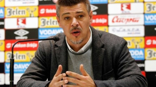 Απίστευτη έκρηξη Μιλόσεβιτς: Πέταξε μπουκάλι στον διαιτητή!