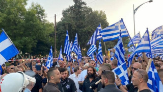 Πορεία Κασιδιάρη προς τη ΔΕΘ- Φραγμός των ΜΑΤ στον Λευκό Πύργο (video)