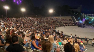 Χαμός στο Κατράκειο για τη συναυλία της Νατάσας Θεοδωρίδου!